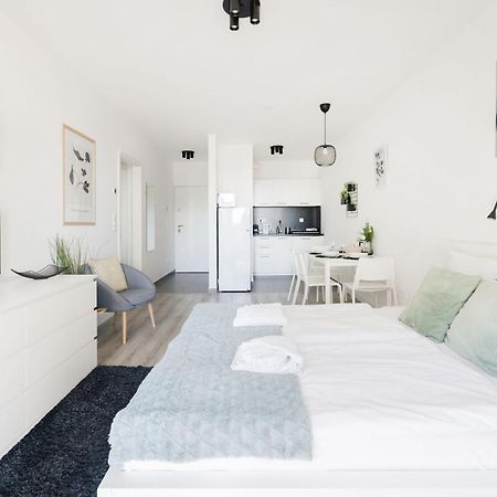 Modern Riverfront Apartment With Free Parking Будапеща Екстериор снимка